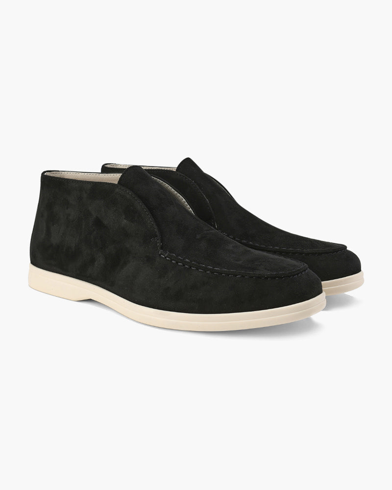 Schwarze Wildleder-Slipper für Herren, elegante Freizeitschuhe mit weißer Sohle, ideal für stilvolle Alltagsoutfits und komfortables Tragen.