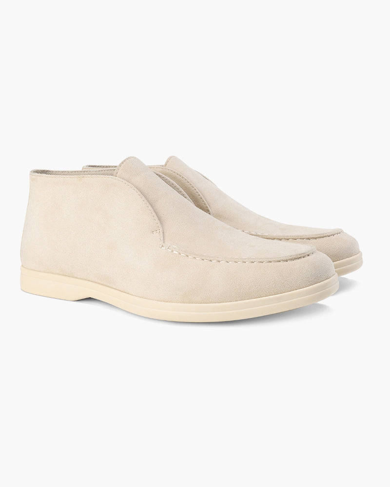 Beige Wildleder Desert Boots für Herren, seitliche Ansicht. Stilvolle, bequeme Schuhe mit flacher Sohle, ideal für Freizeit- und Alltagsoutfits.