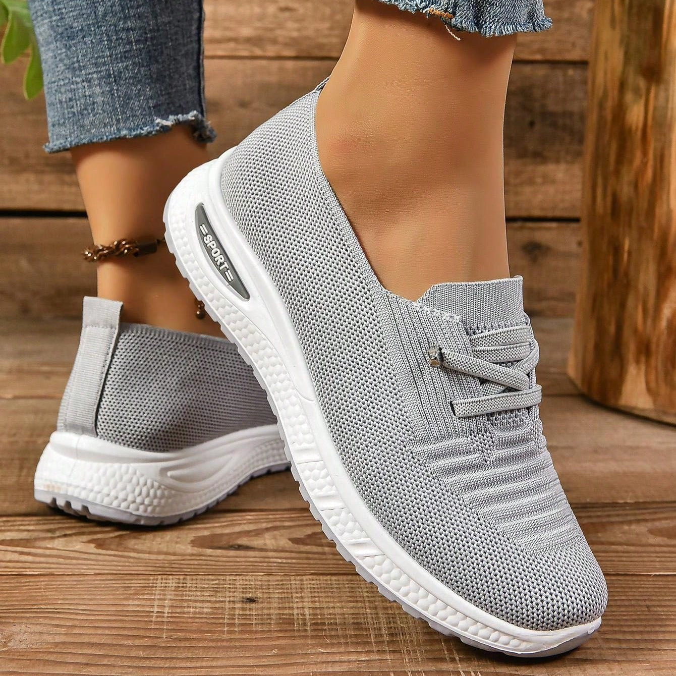Graue Damen-Sneaker aus Strickstoff, bequem und atmungsaktiv, mit weißer Sohle. Perfekt für Freizeit und Sport. Trendige, modische Schuhe.