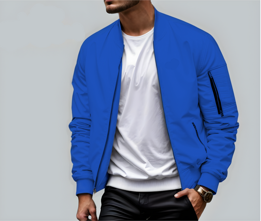 Mann in blauer Bomberjacke und weißem T-Shirt, trägt schwarze Lederhose. Modetrend, Herrenmode, lässiger Stil, urbane Kleidung.