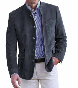 Mann in grauem Trachtenjanker mit Stehkragen, gestreiftem Hemd und weißer Hose. Traditionelle Herrenmode, stilvoll und elegant.