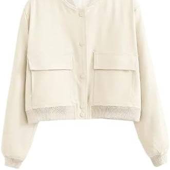 Beige Damenjacke mit langen Ärmeln, Knopfleiste und zwei großen Fronttaschen. Modische, lässige Oberbekleidung für Herbst und Frühling.