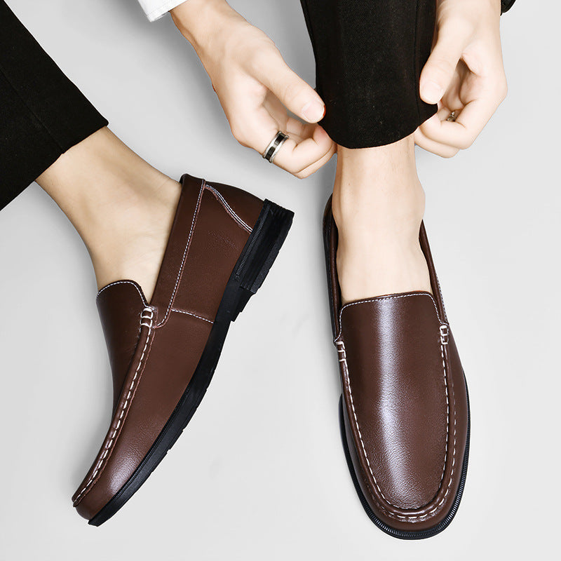 Braune Herren-Lederloafer mit weißen Nähten, elegantes Design, schwarze Sohle. Perfekt für formelle Anlässe und stilvolle Freizeitkleidung.