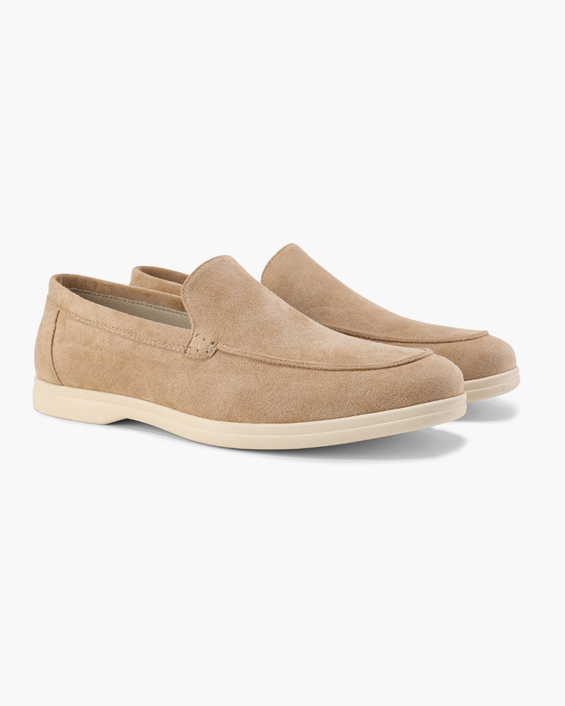 Beige Wildleder-Slipper für Herren, elegantes Design, rutschfeste Sohle, ideal für Freizeit und Büro, komfortable Passform, modische Herrenschuhe.