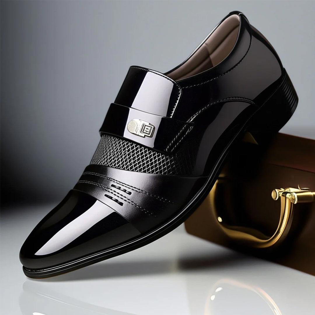 Eleganter schwarzer Lacklederschuh für Herren mit glänzendem Finish, modischem Design und dekorativer Schnalle, ideal für formelle Anlässe.