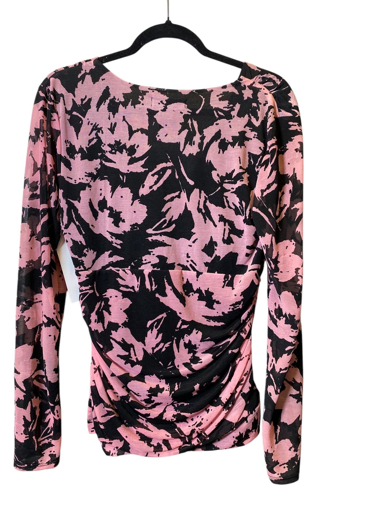 Rosa und schwarzes Langarmshirt mit floralem Muster auf Kleiderbügel. Modisches Damenoberteil, ideal für Herbstmode und trendige Outfits.
