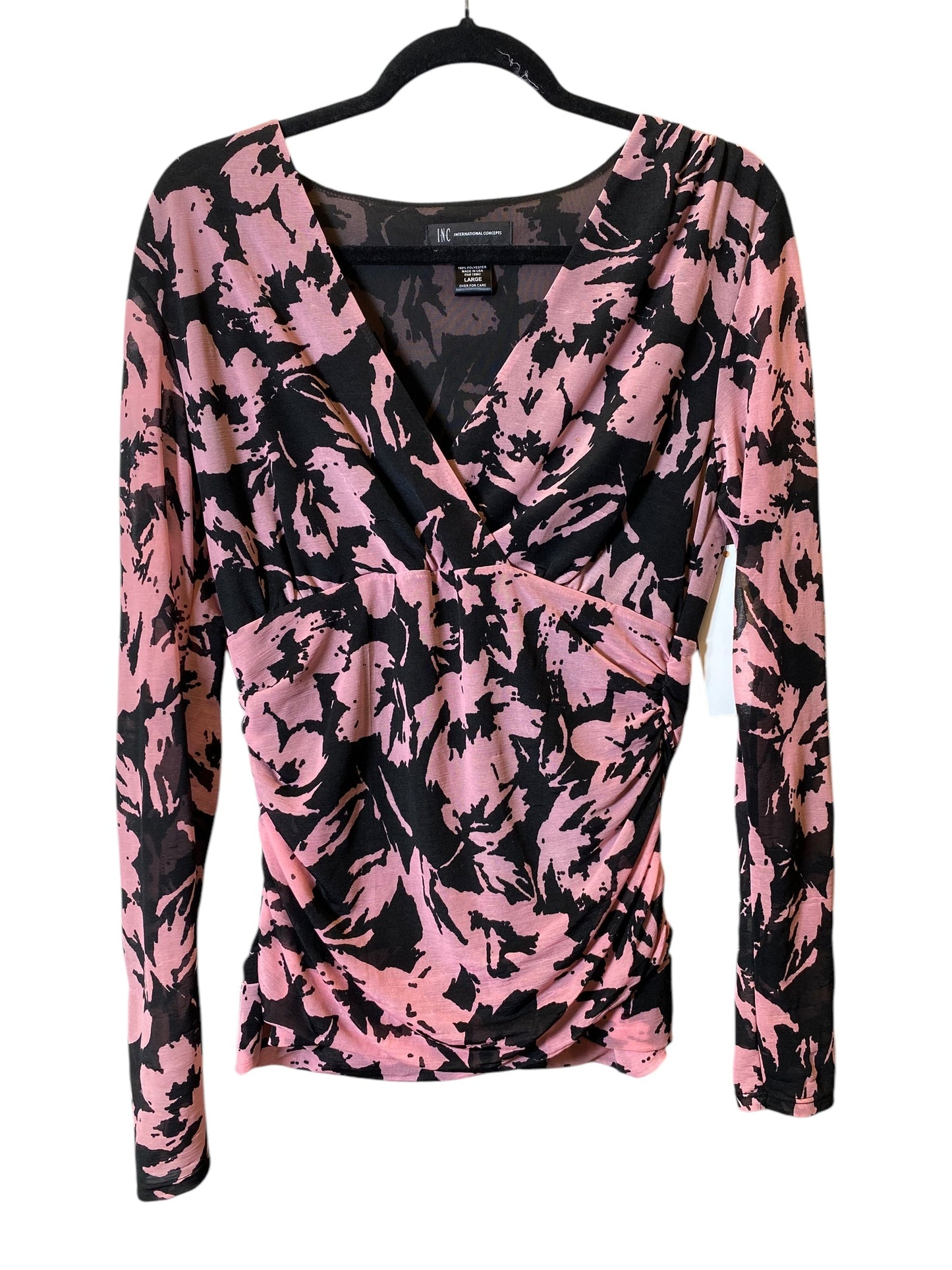 Langarmshirt mit rosa-schwarzem Blumenmuster auf Kleiderbügel. Damenmode, stilvolles Design, ideal für Freizeit und Büro. Hochwertiger Stoff.