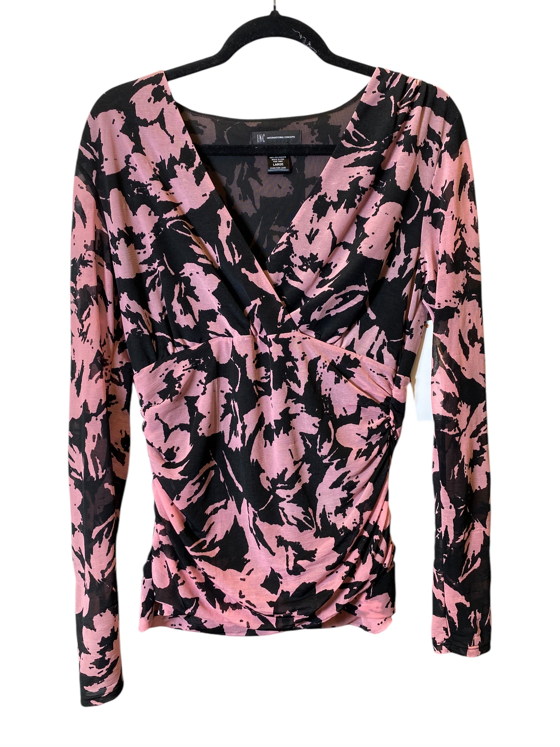 Langarmshirt mit rosa-schwarzem Blumenmuster auf Kleiderbügel. Damenmode, stilvolles Design, ideal für Freizeit und Büro. Hochwertiger Stoff.