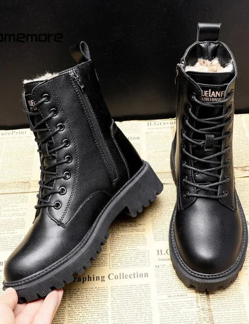 Schwarze Lederstiefel mit Schnürung und Reißverschluss, gefüttert, auf Zeitungshintergrund. Modische Winterstiefel für Herren.