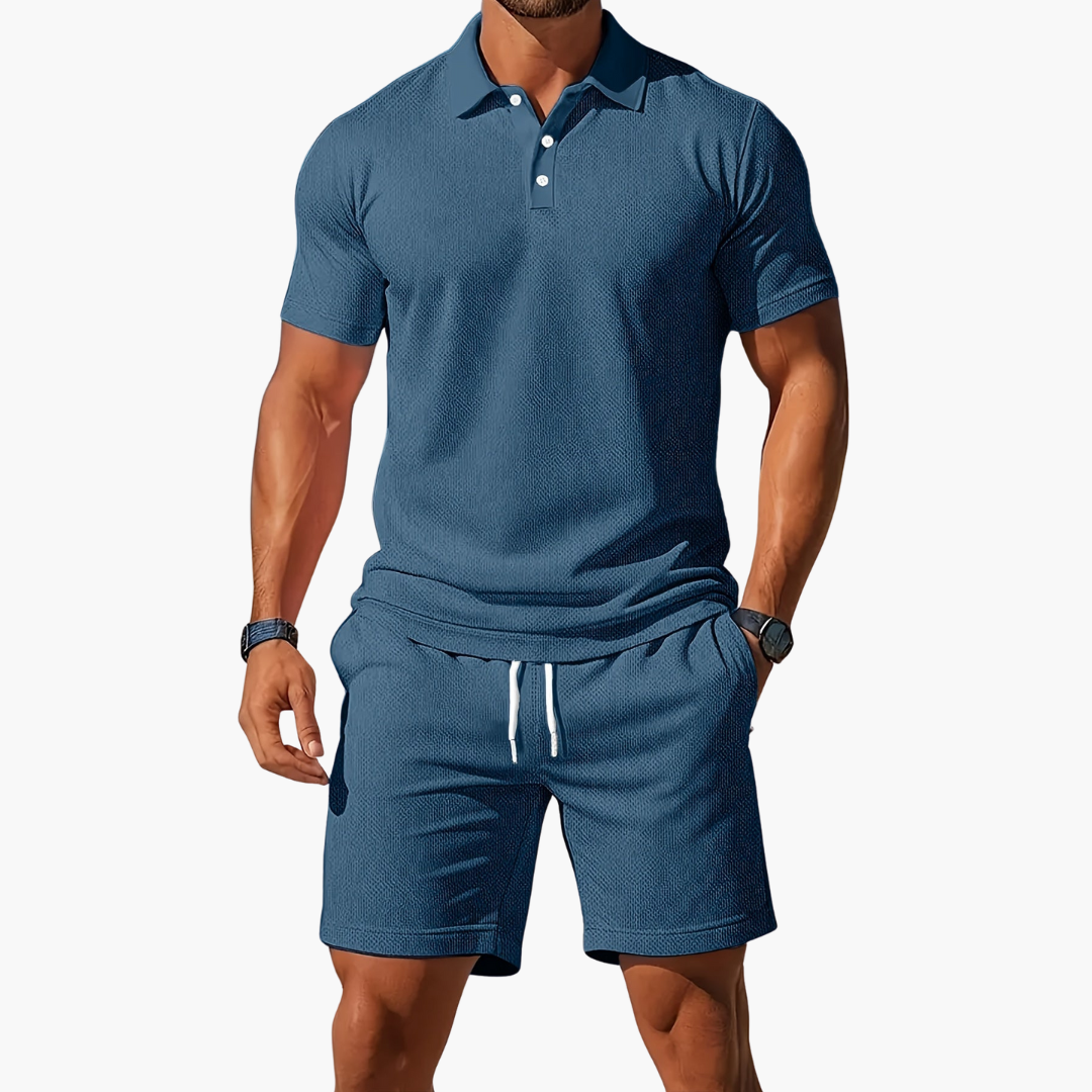 Mann in blauem Poloshirt und Shorts, sportlich-eleganter Look, Sommermode für Herren, Freizeitoutfit, stilvoll und bequem, Modeaccessoires.