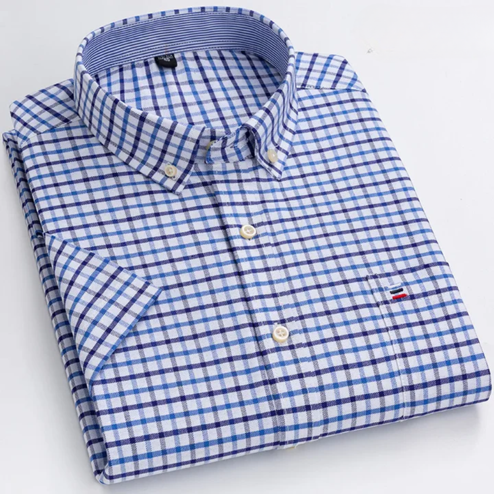 Gefaltetes blau-weiß kariertes Herrenhemd mit Button-Down-Kragen, kurzärmelig, aus Baumwolle. Perfekt für Business und Freizeit.