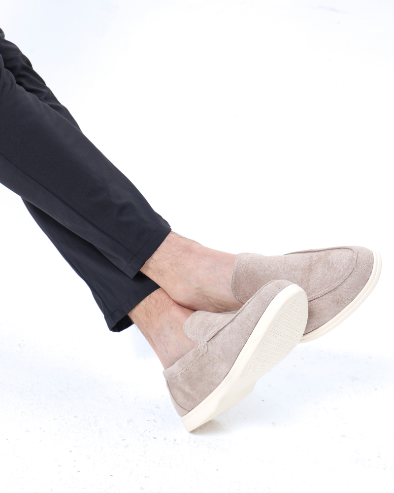 Beige Wildleder-Slipper für Herren, kombiniert mit schwarzen Hosen. Stilvolle, bequeme Freizeitschuhe, ideal für modische Outfits.
