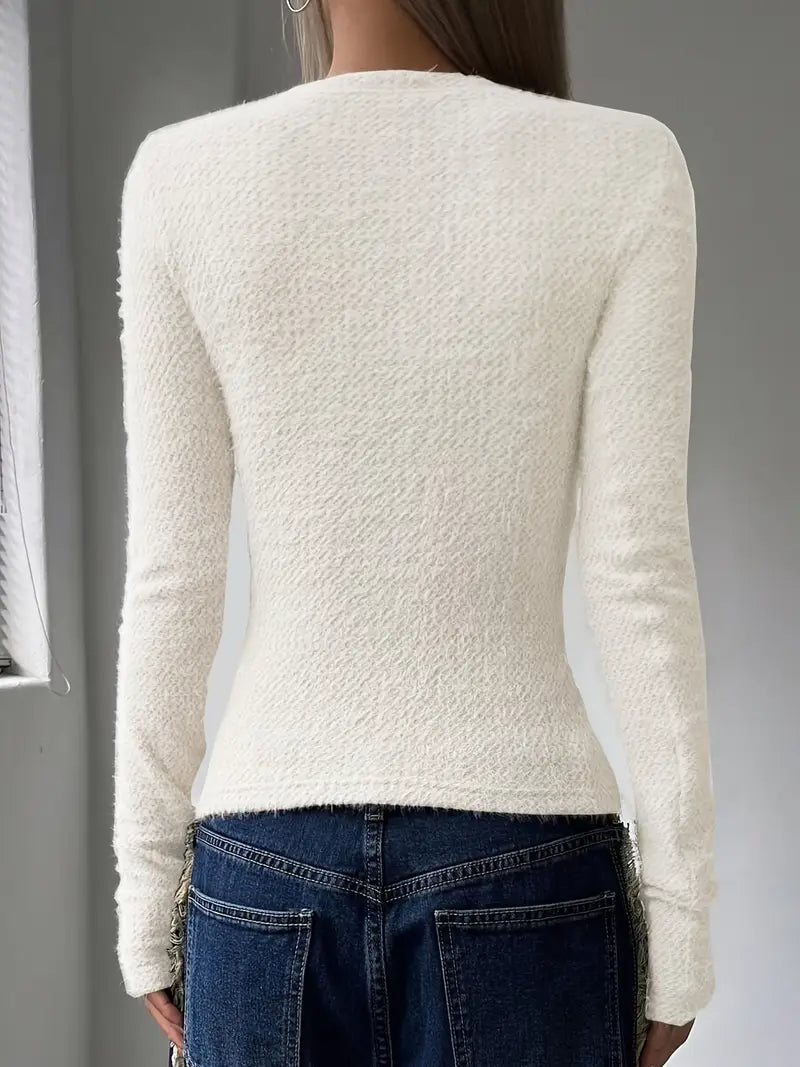 Frau in weißem Strickpullover und blauer Jeans von hinten, modernes Outfit, minimalistische Mode, stilvoller Look, Herbstkleidung.