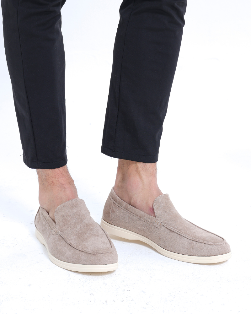Beige Wildleder-Slipper für Herren, kombiniert mit schwarzen Hosen. Modische, bequeme Schuhe für Freizeit und Büro. Ideal für stilvolle Outfits.