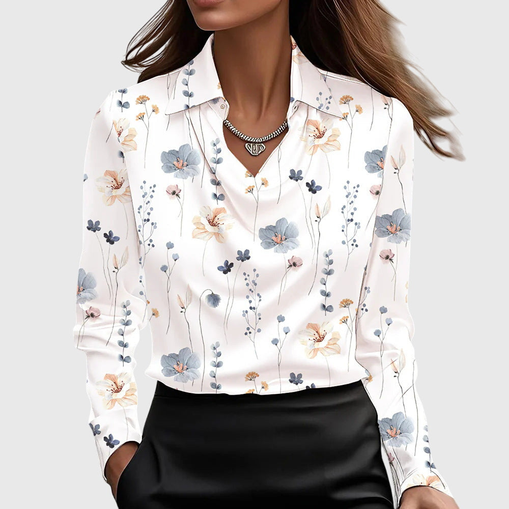 Elegante Damenbluse mit floralen Mustern, langärmlig, weiß mit blauen und beigen Blumen, ideal für Büro und Freizeitmode.