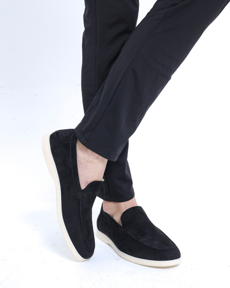 Schwarze Wildleder-Slipper für Herren, kombiniert mit eleganter schwarzer Hose. Stilvolle, bequeme Schuhe für Freizeit und Business.
