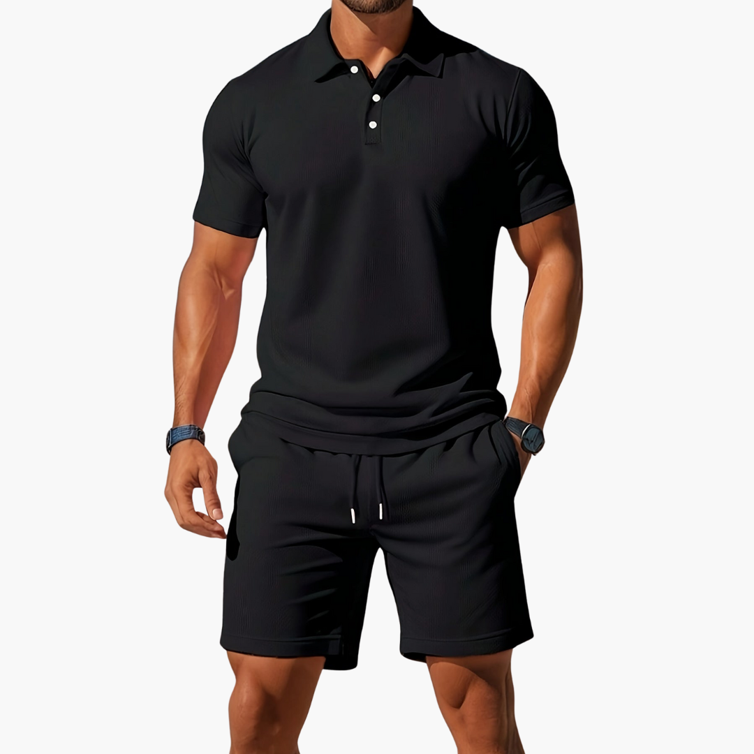 Schwarzes Herren-Poloshirt und Shorts-Set, sportlich-elegant, ideal für Sommermode. Perfekt für Freizeit und Sport. Hochwertige Baumwolle.