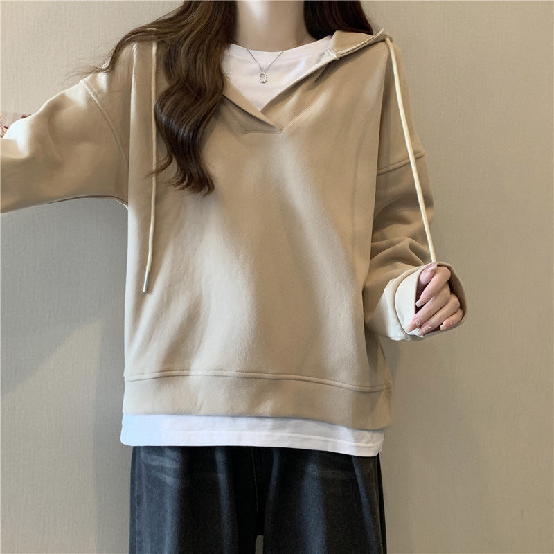 Damenmode: Beige Kapuzenpullover aus Baumwolle, lässiger Stil, kombiniert mit weißem T-Shirt und schwarzer Hose. Trendige Freizeitkleidung.