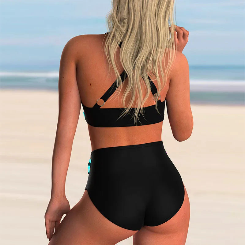 Blonde Frau in schwarzem Bikini am Strand, Rückansicht. Sommermode, Strandurlaub, Bademode für Frauen. Entspannter Tag am Meer.