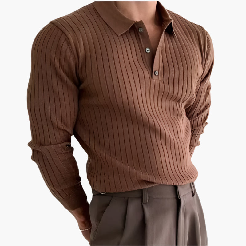 Braunes, geripptes Langarm-Poloshirt für Herren, kombiniert mit eleganter, brauner Hose. Stilvolle Herrenmode, ideal für Herbst und Winter.