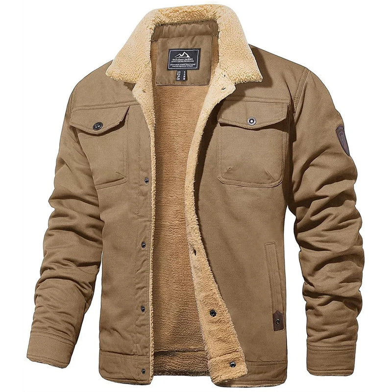 Braune Herren-Winterjacke mit Teddyfutter, Knopfleiste und Brusttaschen. Robuste Outdoor-Jacke für kalte Temperaturen. Ideal für Herbst und Winter.