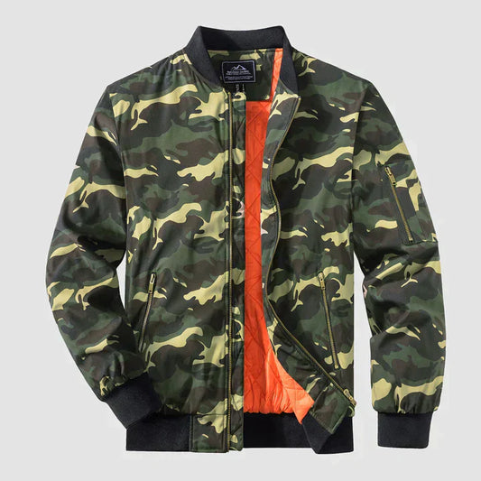 Camouflage-Bomberjacke mit orangefarbenem Innenfutter, Reißverschluss und Taschen. Modische Herrenjacke, ideal für Outdoor-Aktivitäten.