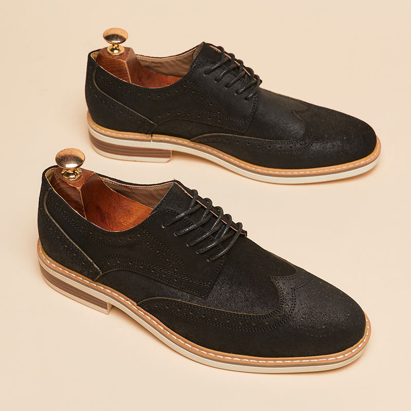 Schwarze Herren-Brogues aus Wildleder mit brauner Sohle und Schnürung, elegante Business-Schuhe, stilvolle Herrenschuhe für formelle Anlässe.