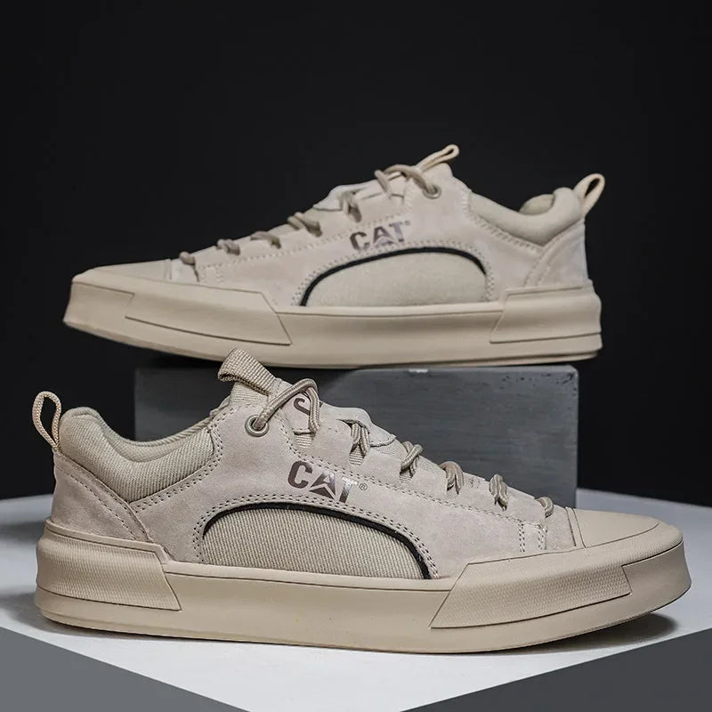 Beige Sneaker auf grauem Hintergrund, CAT-Logo, sportliches Design, robuste Sohle, modische Freizeitschuhe für Herren, ideal für Alltag und Outdoor.