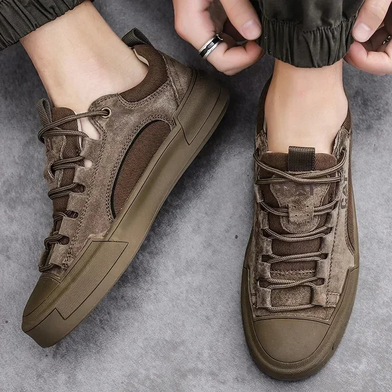 Braune Herrensneaker aus Wildleder mit Gummisohle, lässiges Design, ideal für Freizeitmode. Bequeme Schuhe für den täglichen Gebrauch.