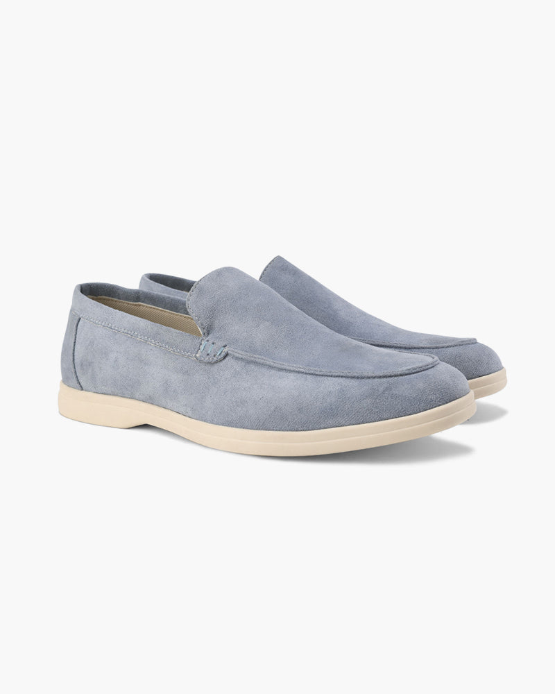 Hellblaue Wildleder-Slipper für Herren, elegante Freizeitschuhe mit beiger Sohle, ideal für stilvolle Alltagsoutfits und komfortables Tragen.
