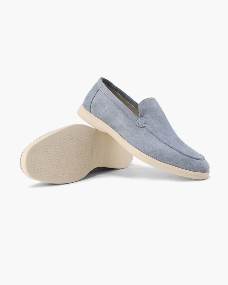Hellblaue Wildleder-Slipper für Herren mit beiger Sohle, elegantes Design, ideal für Freizeit und Büro, komfortable Passform, modische Herrenschuhe.