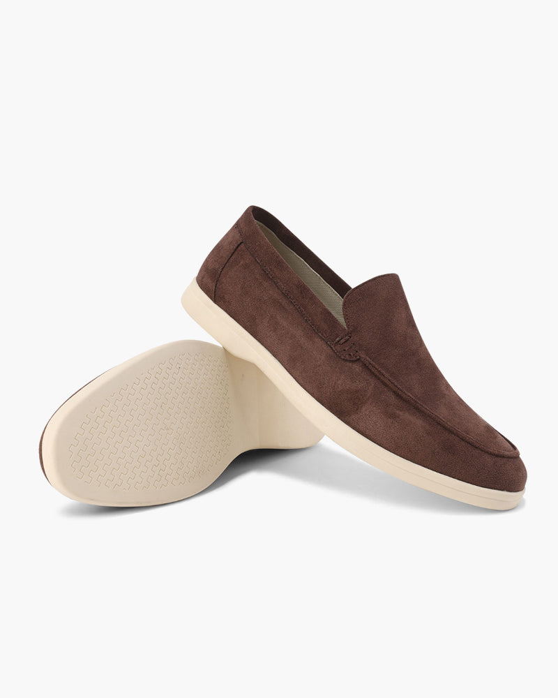 Braune Wildleder-Loafer für Herren mit beiger Sohle, elegantes Design, ideal für Freizeit und Büro, hochwertige Verarbeitung, stilvolle Herrenschuhe.