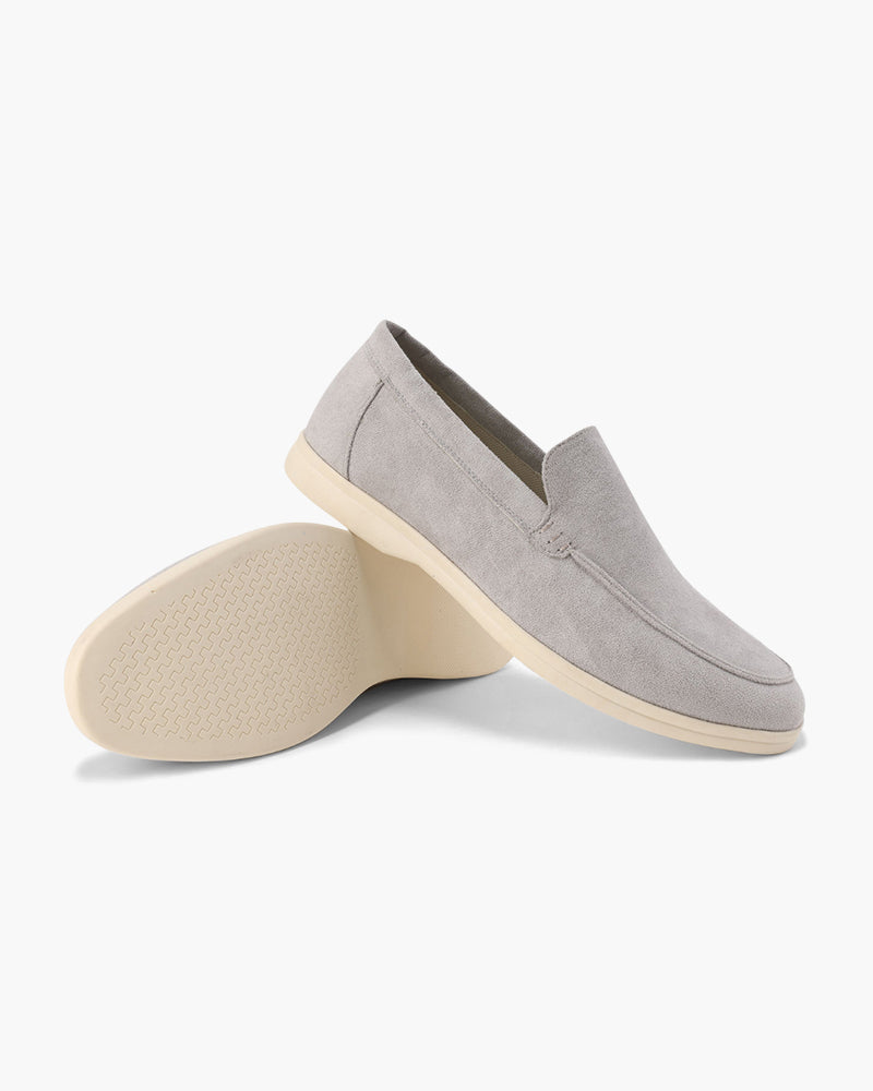 Graue Herren-Slipper aus Wildleder mit beiger Sohle, lässiges Design, ideal für Freizeit und Alltag, komfortabel und stilvoll.