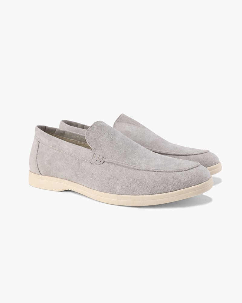 Graue Wildleder-Slipper für Herren mit beiger Sohle, elegantes Design, ideal für Freizeit und Büro, hochwertige Verarbeitung, modische Herrenschuhe.