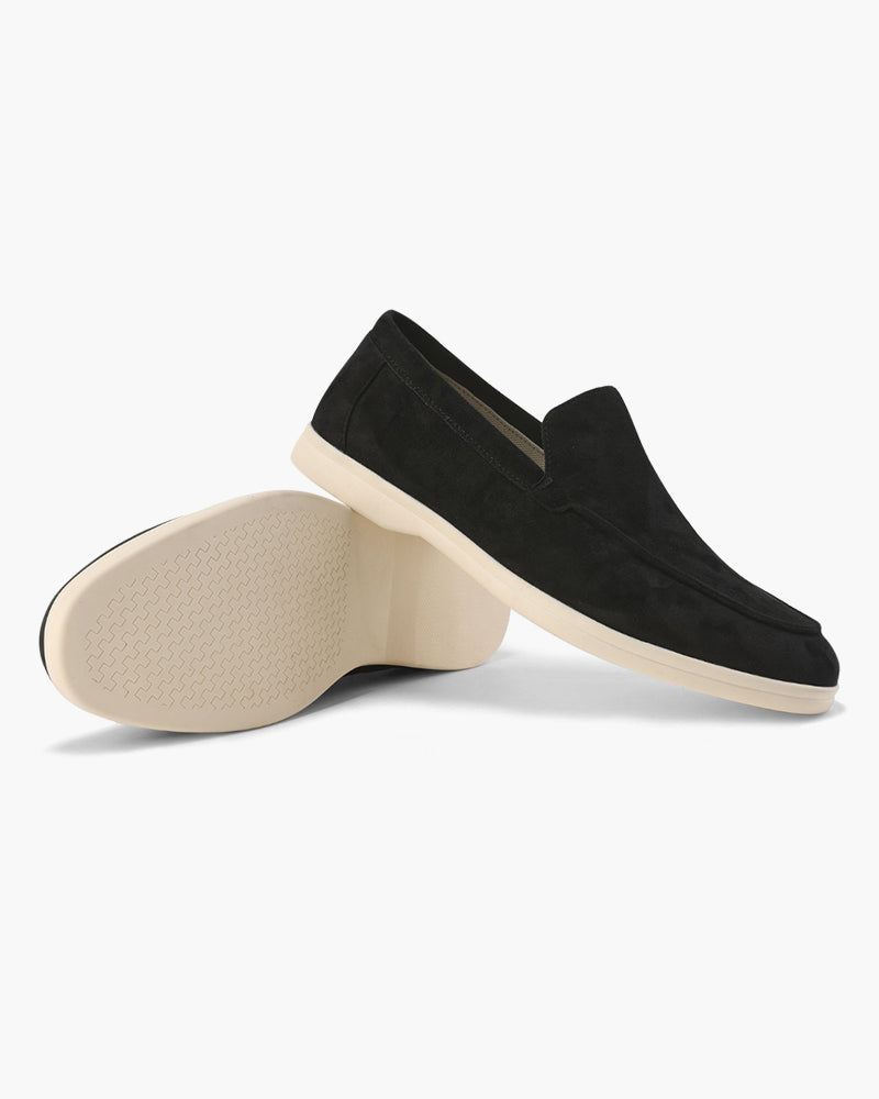 Schwarze Wildleder-Loafer mit weißer Sohle, elegantes Design, Herrenmode, bequeme Freizeitschuhe, rutschfeste Sohle, stilvolle Fußbekleidung.