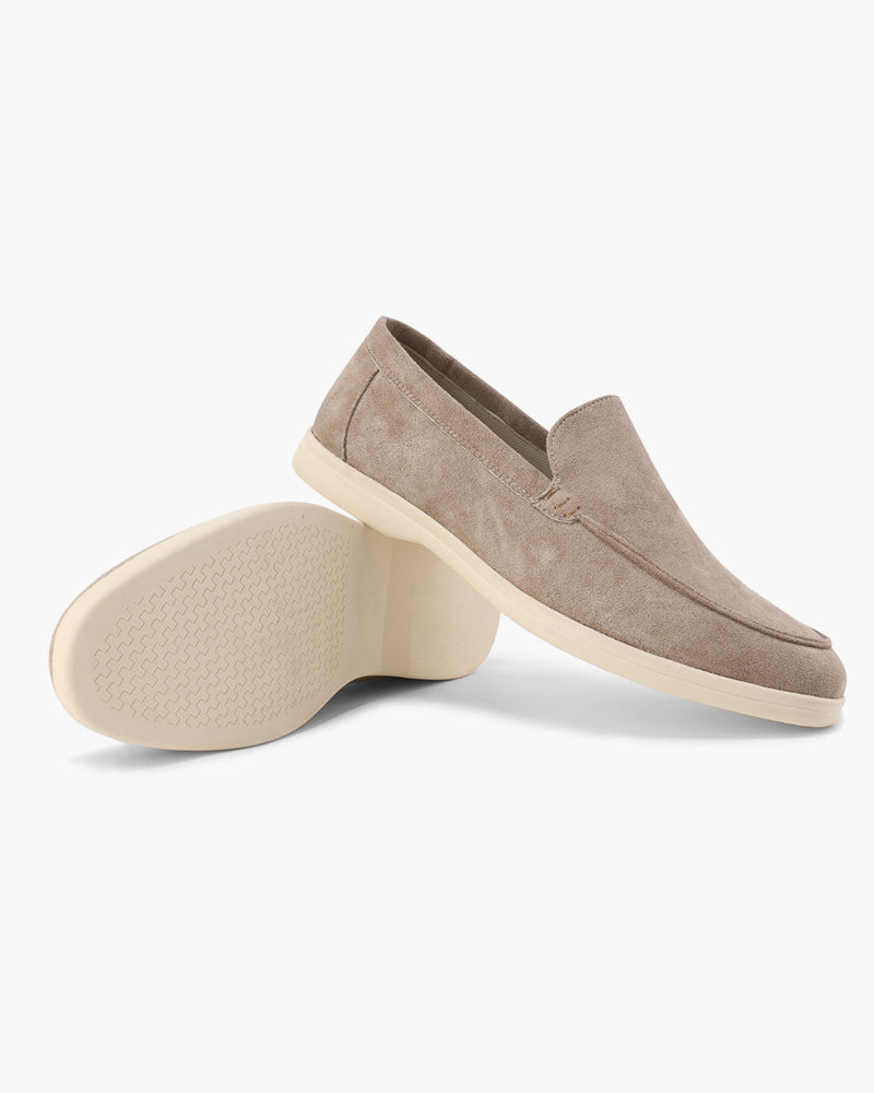 Beige Wildleder-Loafer für Herren mit weißer Gummisohle, elegantes Design, ideal für Freizeit und Büro, komfortable und stilvolle Herrenschuhe.