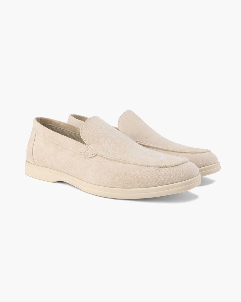 Beige Wildleder-Slipper für Herren, elegantes Design, rutschfeste Sohle, ideal für Freizeit und Büro, hochwertige Verarbeitung, zeitloser Stil.