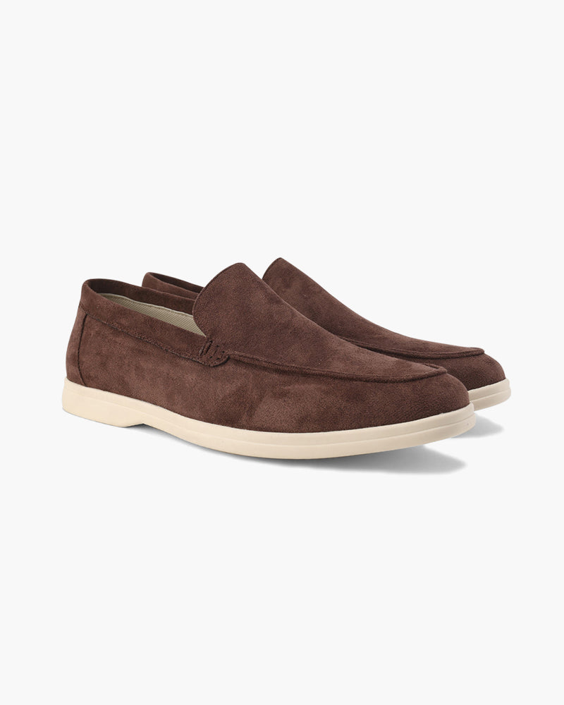Braune Wildleder-Slipper für Herren mit weißer Sohle, elegantes Design, ideal für Freizeit und Büro, bequeme Passform, modische Herrenschuhe.