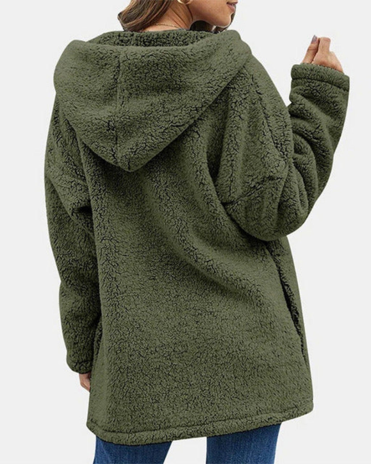Frau in olivgrünem Teddy-Fleece-Mantel mit Kapuze, Rückansicht. Modischer Wintermantel, kuschelig und warm, ideal für kalte Tage.