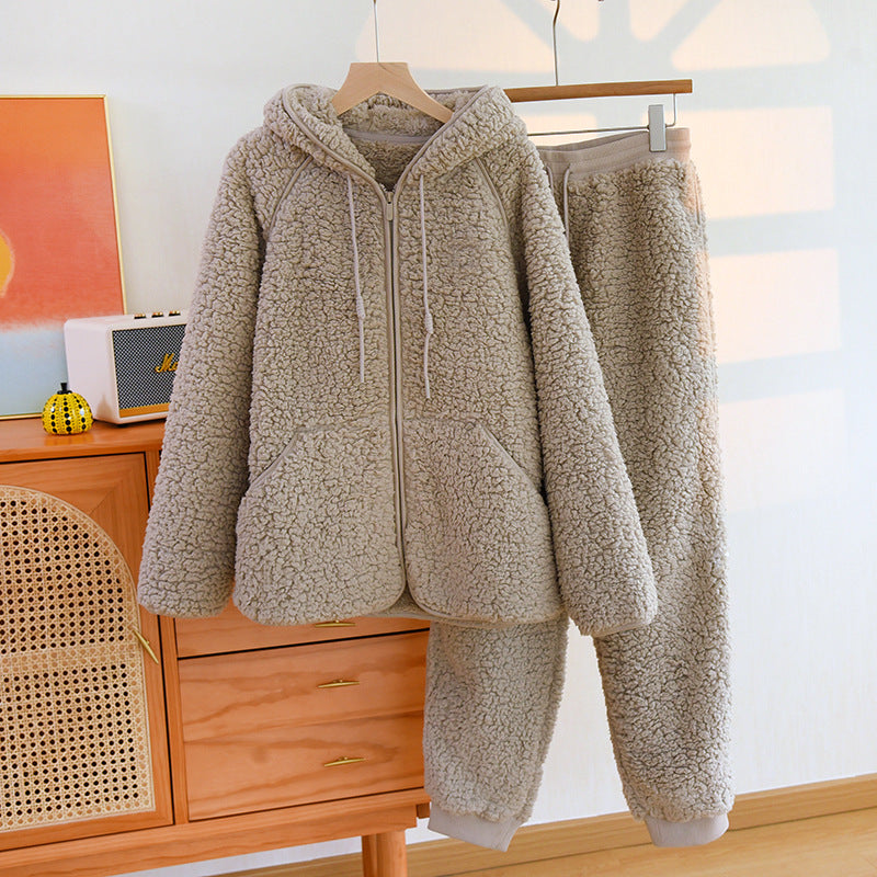 Beige Damen-Fleece-Set mit Kapuzenjacke und Jogginghose, gemütlich und warm, ideal für Herbst und Winter, hängend auf Holzkleiderbügel.