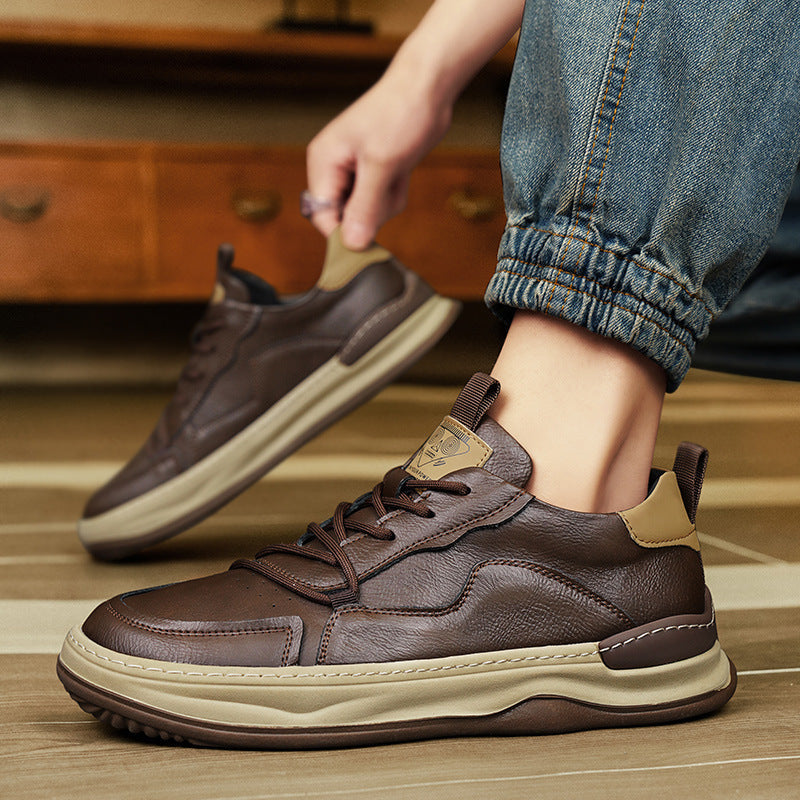 Braune Ledersneaker für Herren, lässig und modern, auf Holzboden. Bequeme Freizeitschuhe, ideal für stilvolle Alltagsoutfits.