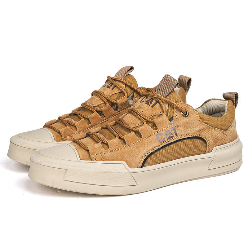 Braune CAT Sneaker aus Leder mit robustem Design, Schnürsenkeln und verstärkter Sohle. Ideal für Outdoor-Aktivitäten und Freizeitmode.