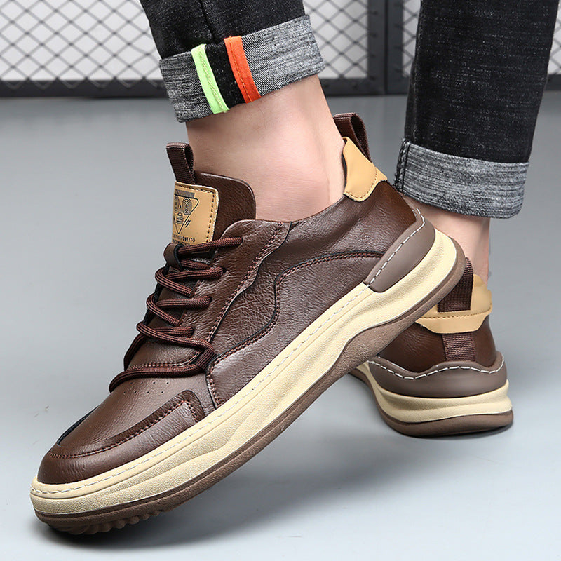 Braune Herrensneaker aus Leder mit beiger Sohle, getragen von Person in hochgekrempelter Jeans. Modische Freizeitschuhe, ideal für urbanen Stil.