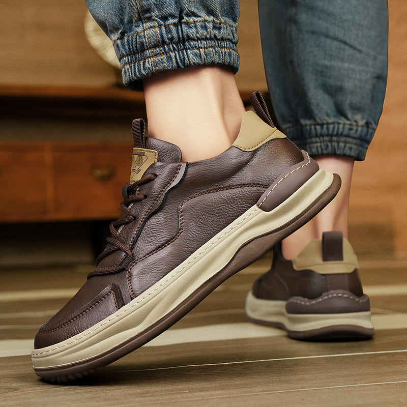 Braune Ledersneaker für Herren, lässig und modern, mit beiger Sohle und Kontrastdetails. Perfekt für Freizeitmode und urbanen Stil.