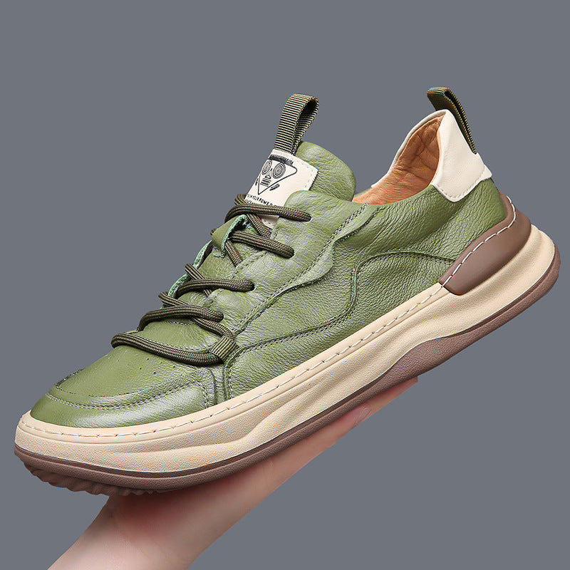 Grüner Ledersneaker mit beiger Sohle, modernem Design und Logo auf der Zunge, ideal für Herrenmode und Freizeitkleidung.