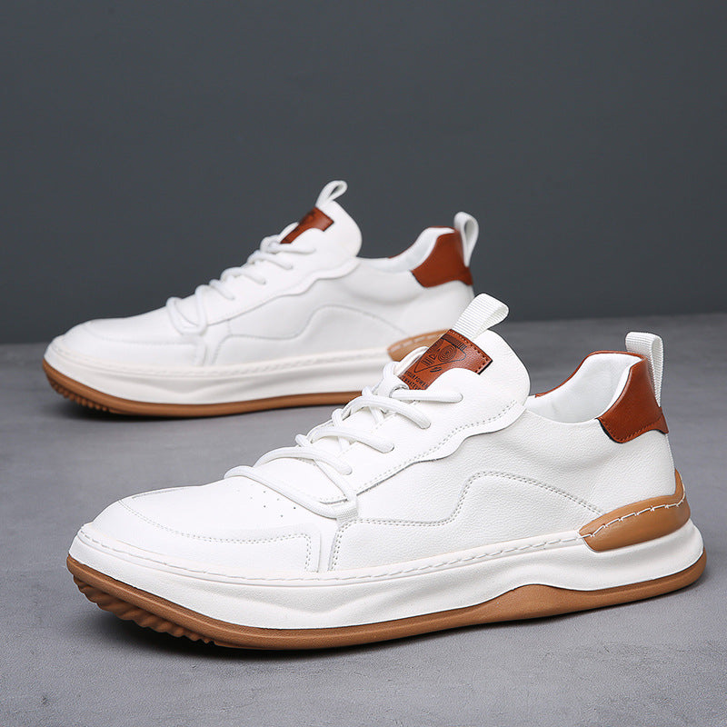 Weiße Sneaker mit braunen Akzenten, rutschfeste Gummisohle, modernes Design, ideal für Herrenmode, Freizeitkleidung, bequeme Straßenschuhe.
