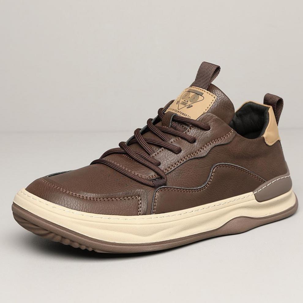 Brauner Ledersneaker mit beiger Sohle, sportliches Design, Schnürsenkel, ideal für Herrenmode, Freizeitlook, bequeme Passform, trendiger Schuh.