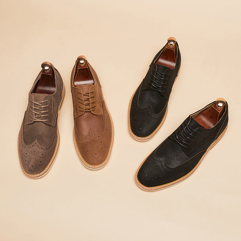 Vier elegante Herrenschuhe in Braun und Schwarz auf beigem Hintergrund, mit Brogue-Details und Holzschuhspannern. Perfekt für Business und Freizeit.