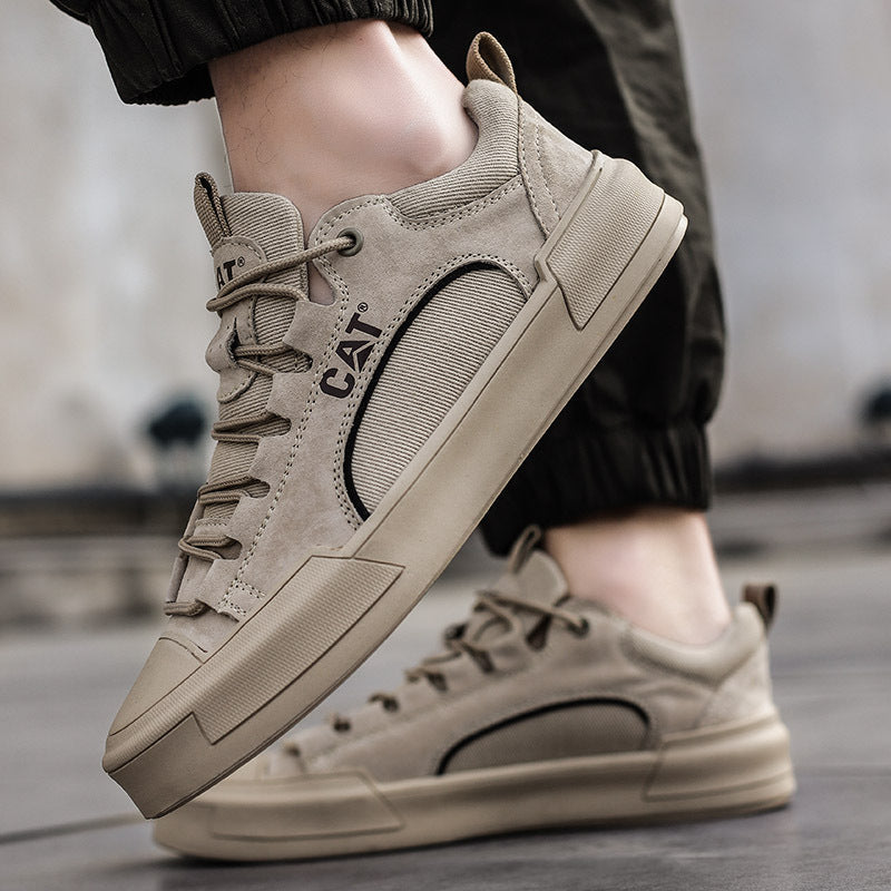 Beige CAT Sneaker aus Wildleder, seitlich fotografiert, mit markantem Logo und dicker Sohle. Modischer Freizeitschuh für Herren.
