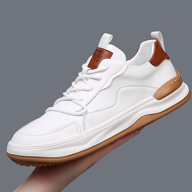 Weiße Sneaker mit braunen Akzenten, Gummisohle und Schnürsenkeln auf grauem Hintergrund. Modische Herrenschuhe, ideal für Freizeit und Sport.